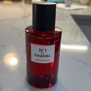 No 1 De Chanel L’eau Rouge revitalizing fragrance mist